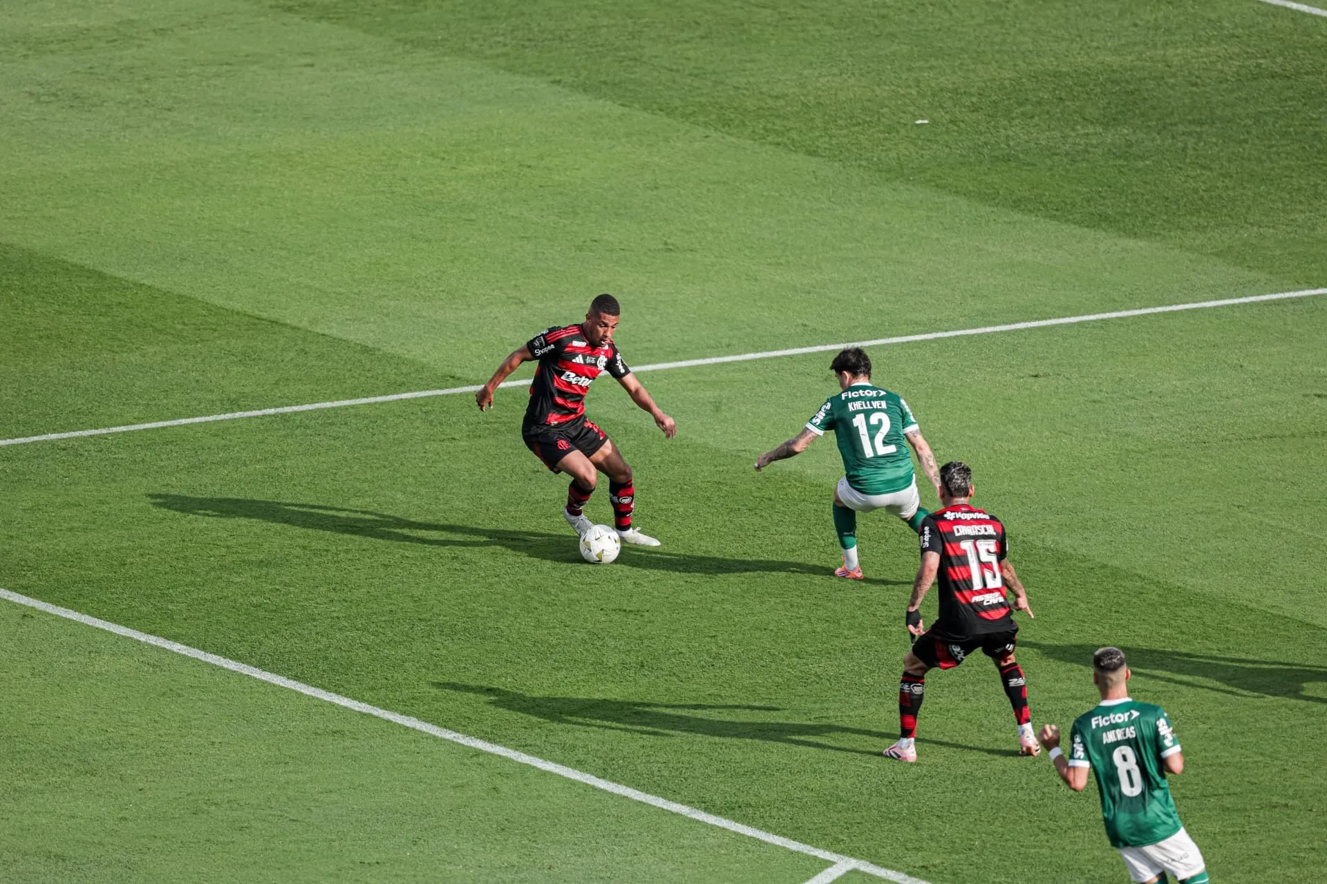 Samuel Lino foi novidade do Flamengo no time titular. Foto: Divulgação/Conmebol Libertadores
