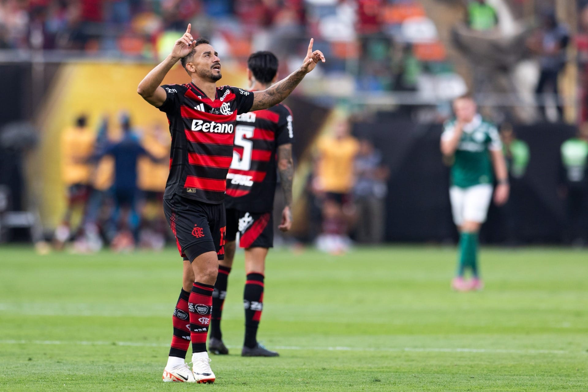 Danilo, do Flamengo, se torna o primeiro jogador a ser bicampeão da Champions e Libertadores