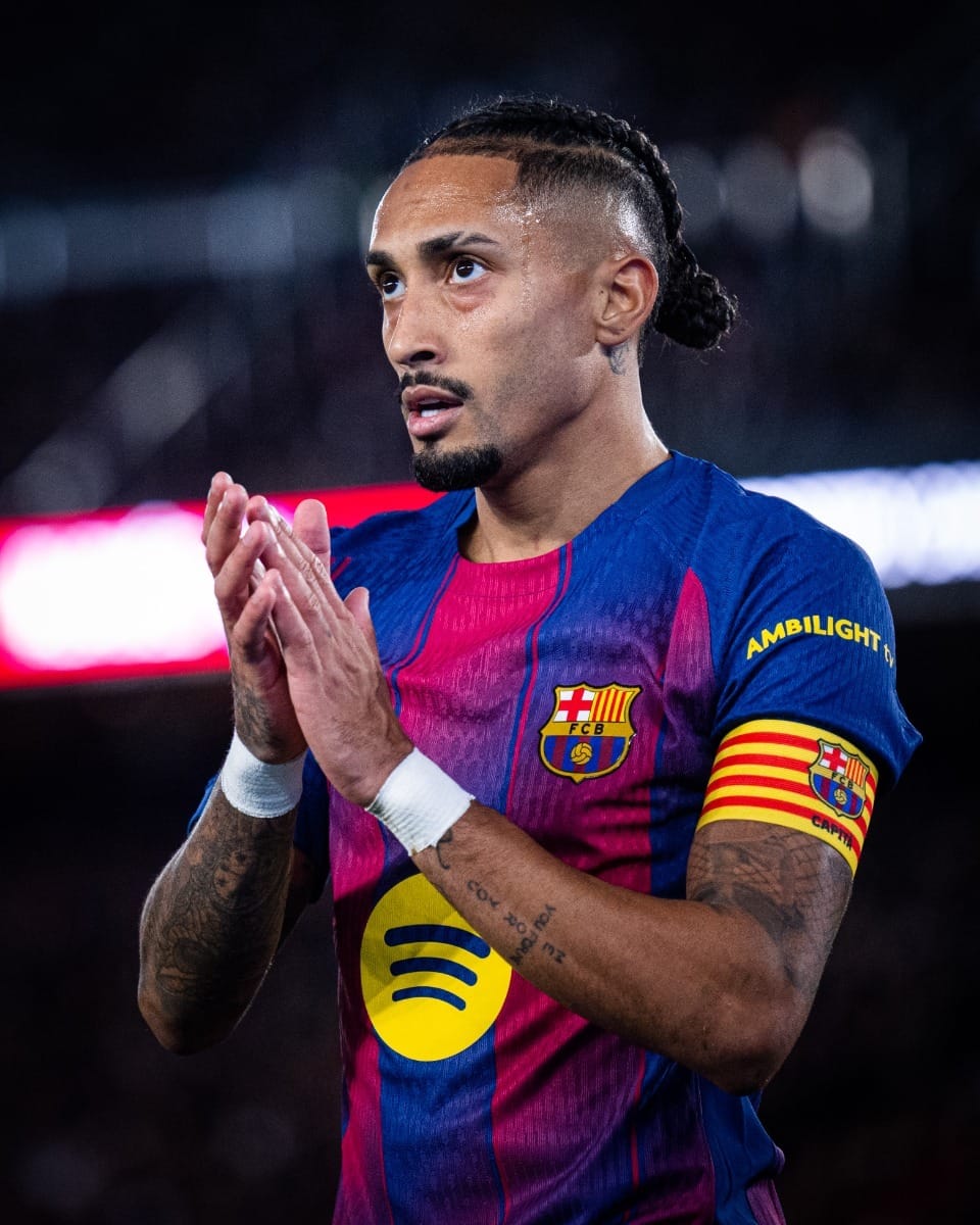 Raphinha volta ao time titular e comanda vitória de virada do Barcelona sobre Alavés
