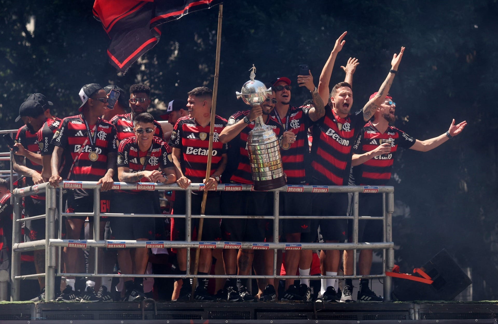 Flamengo comemora título da Libertadores em trio elétrico; veja as fotos