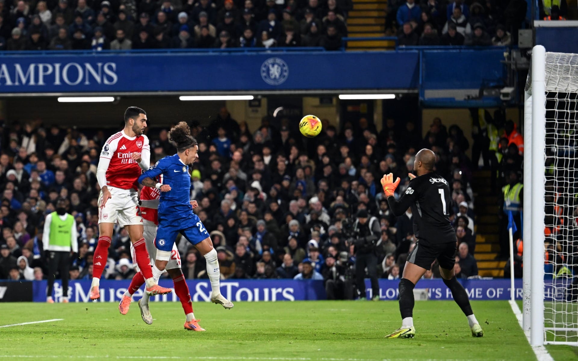 Chelsea se segura com um a menos e empata com líder Arsenal