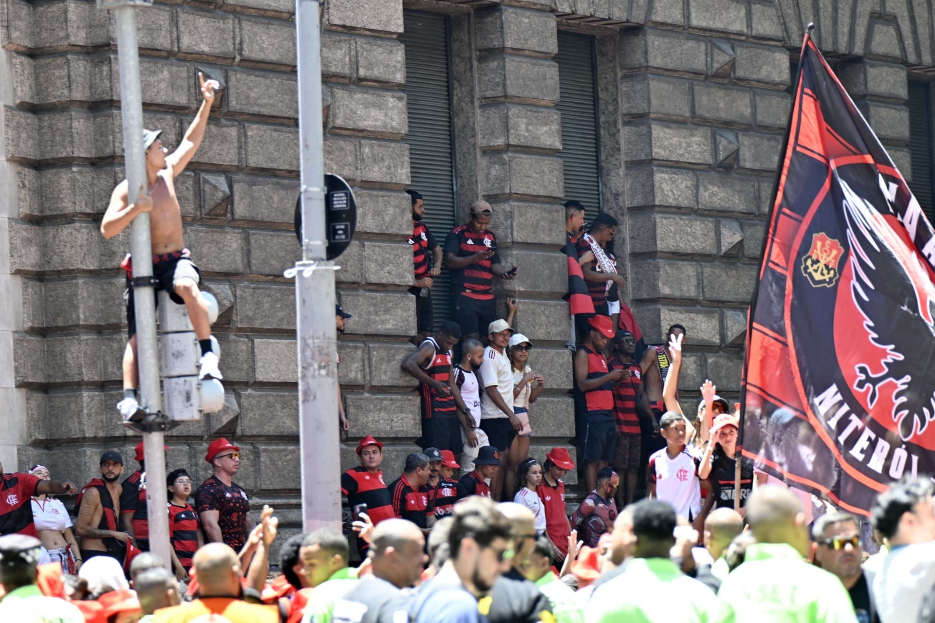Torcida e atletas do Flamengo celebram tetra da Libertadores no Rio e provocam rival