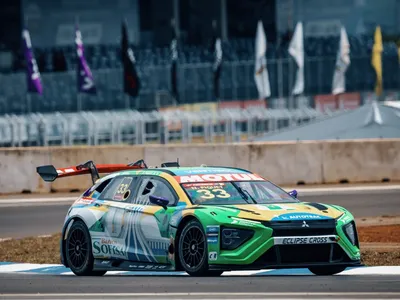 Nelsinho Piquet faz festa em família e vence etapa de Brasília da Stock Car