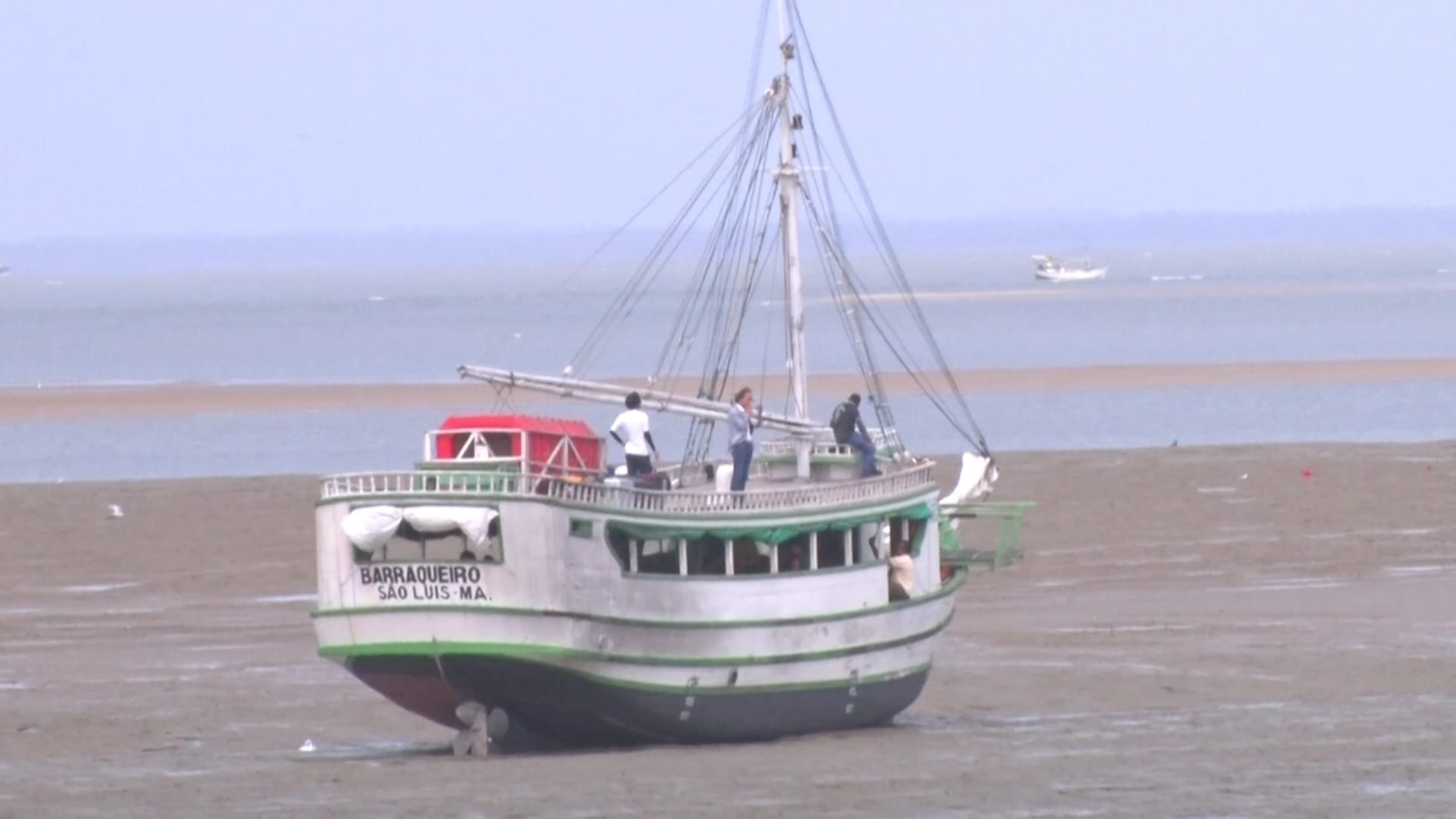 Barco encalha e turistas são resgatados de helicóptero em São Luís, no Maranhão