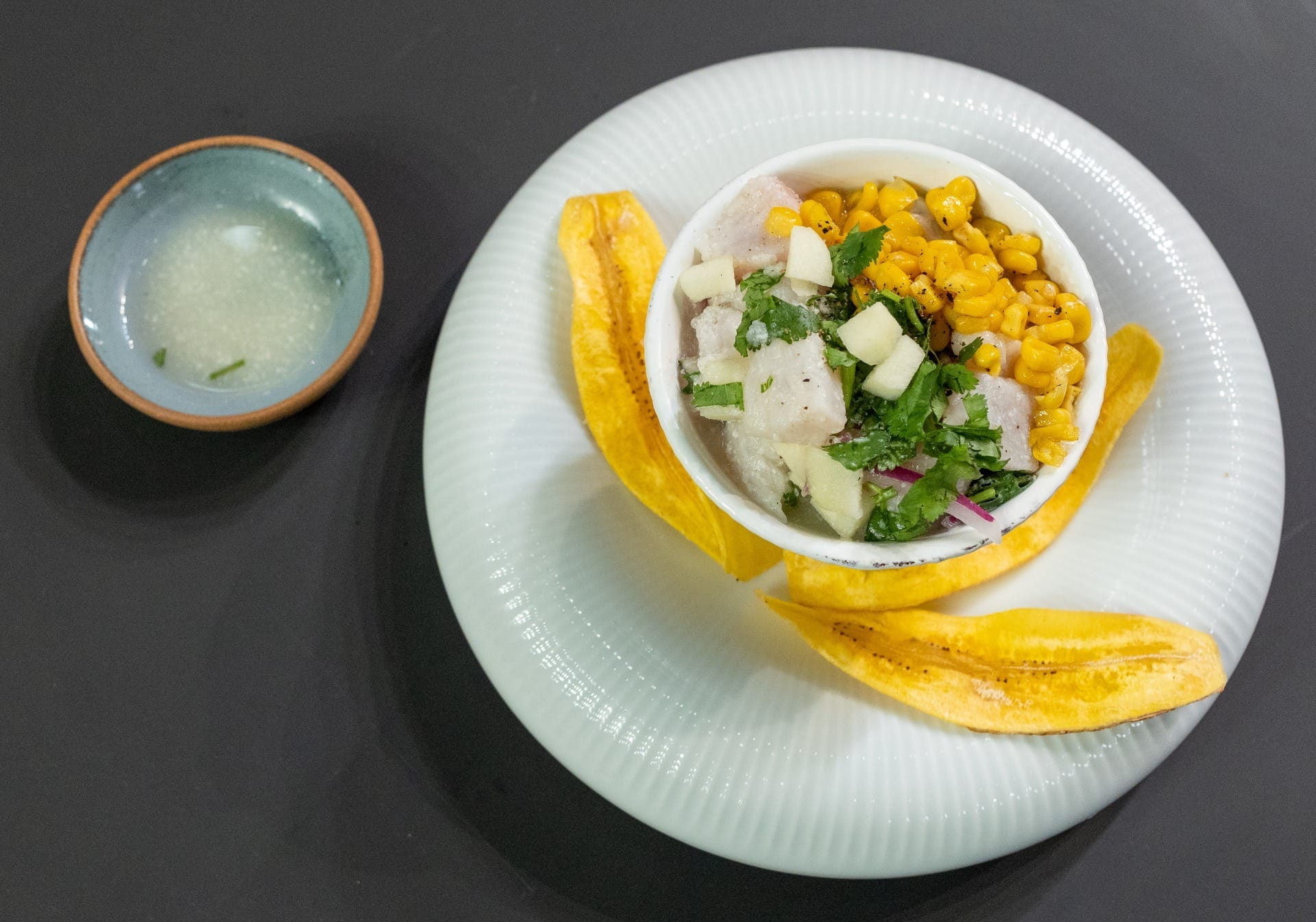 Ceviche de robalo com chips de banana do John Drops | Band Receitas