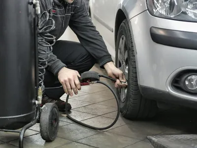 Como calibrar corretamente os pneus: guia técnico completo