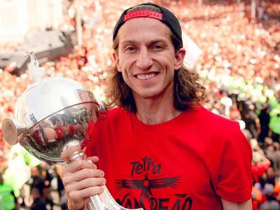 Flamengo define prazo para negociar renovação de Filipe Luis; confira