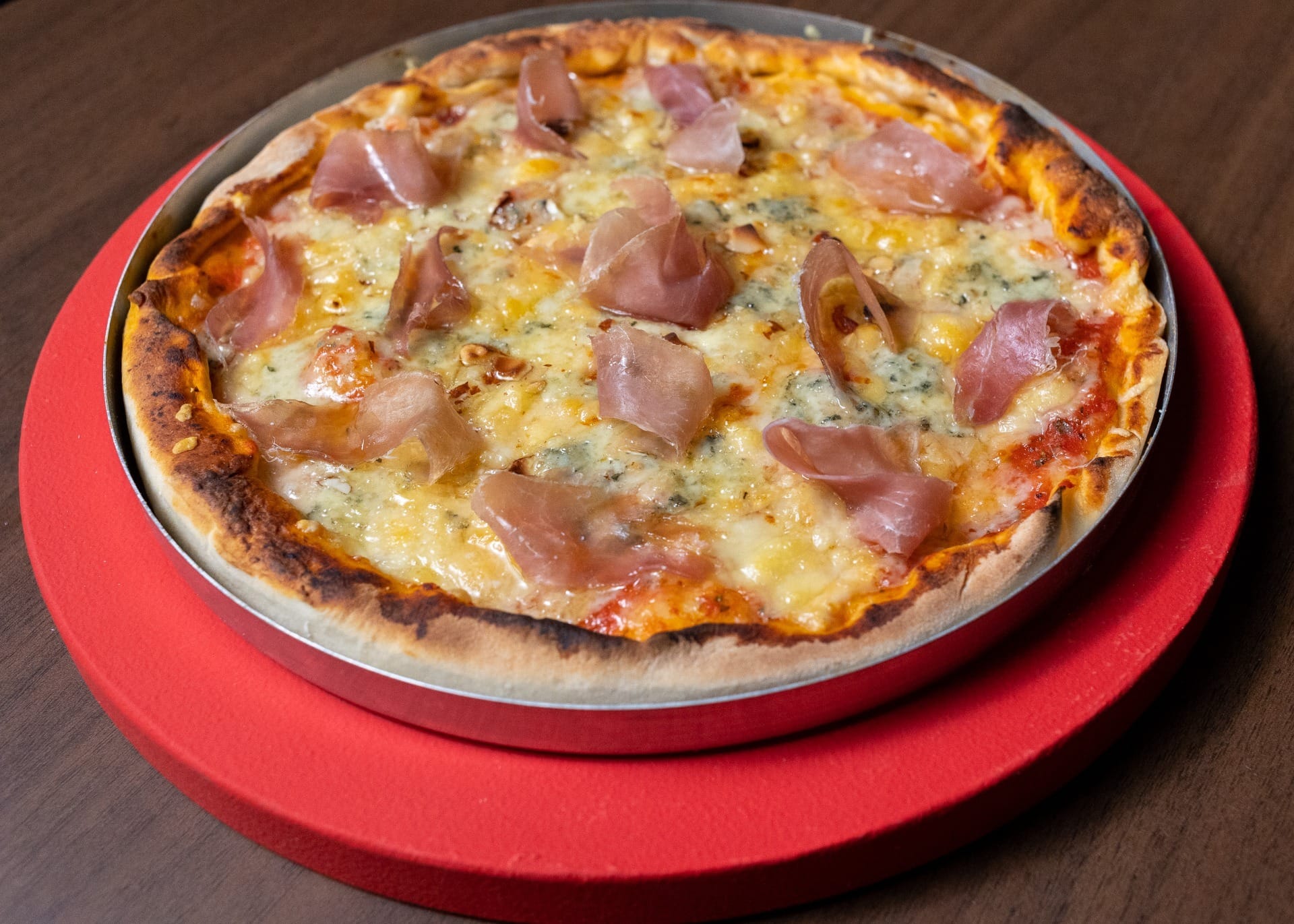 Pizza de dois queijos com presunto parma e amêndoas | Band Receitas