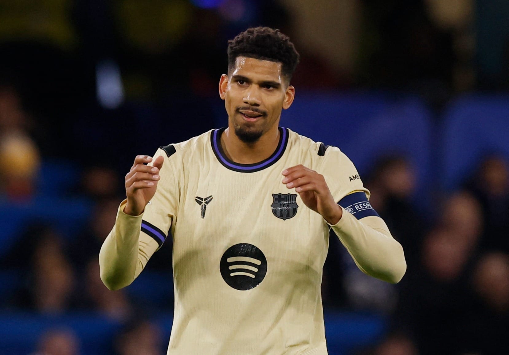 Ronald Araújo pede afastamento do Barcelona para se recuperar mentalmente