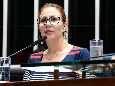 'Nós nunca desistimos', diz Carla Zambelli após ser solta na Itália