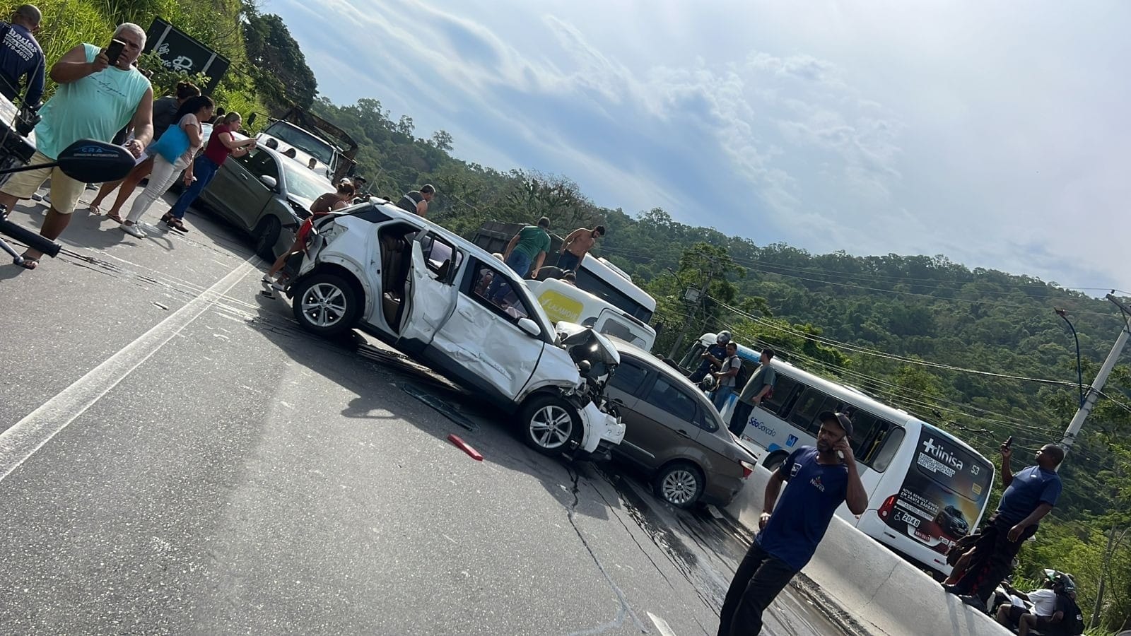 Bombeiros atuam em engavetamento na Rodovia Amaral Peixoto, em Maricá