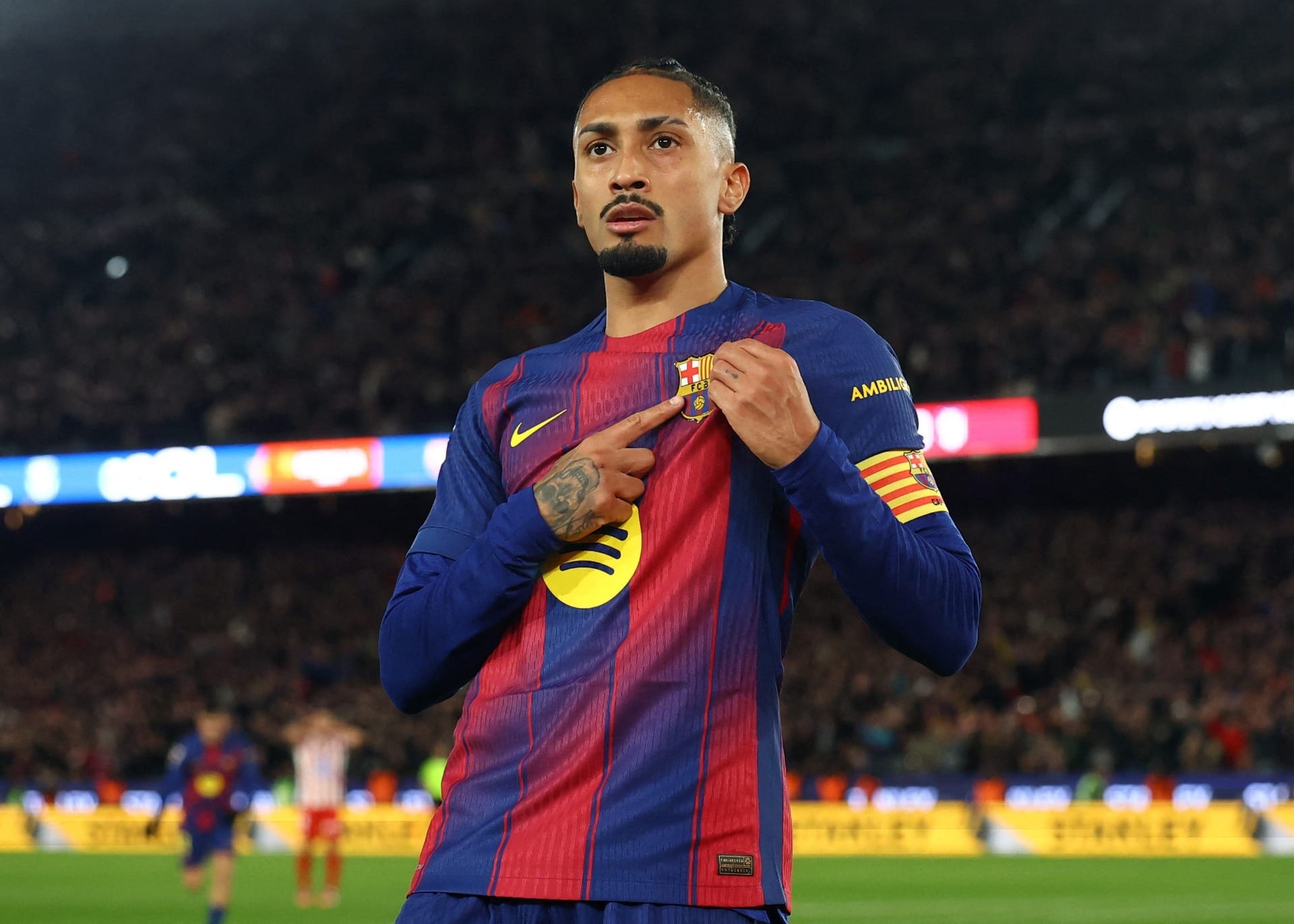Raphinha marca, Barcelona vence Atlético e mantém liderança do Espanhol