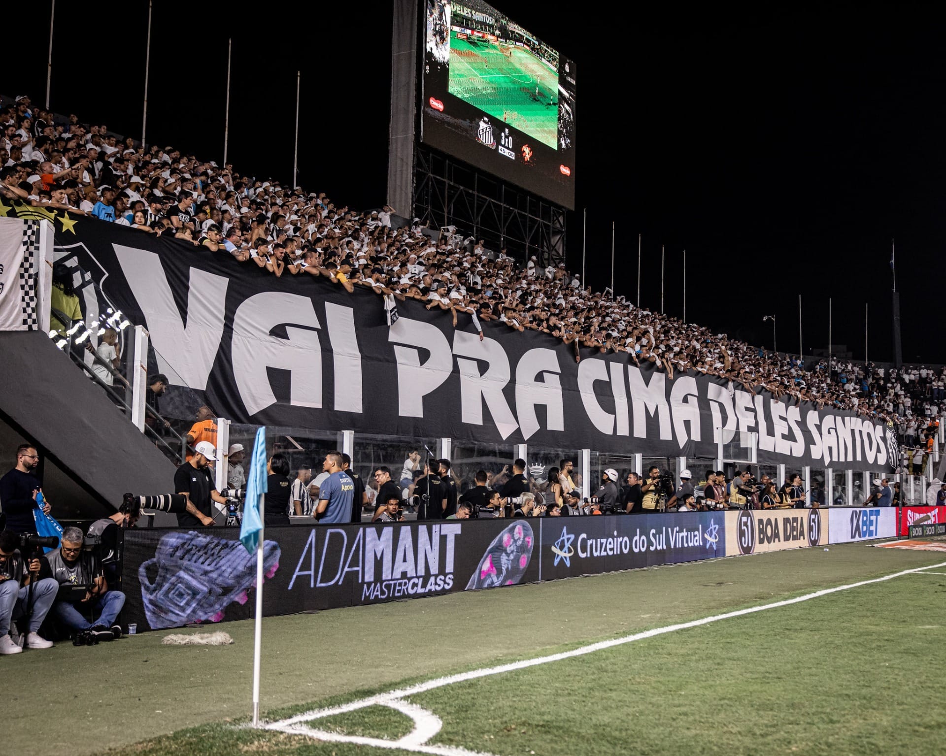 Torcida do Santos na Vila Belmiro. Foto: Raul Baretta/ Santos FC