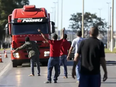 Associações de caminhoneiros recuam e anunciam que não terá greve