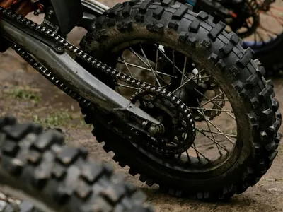 Como limpar e lubrificar corrente da moto: guia essencial