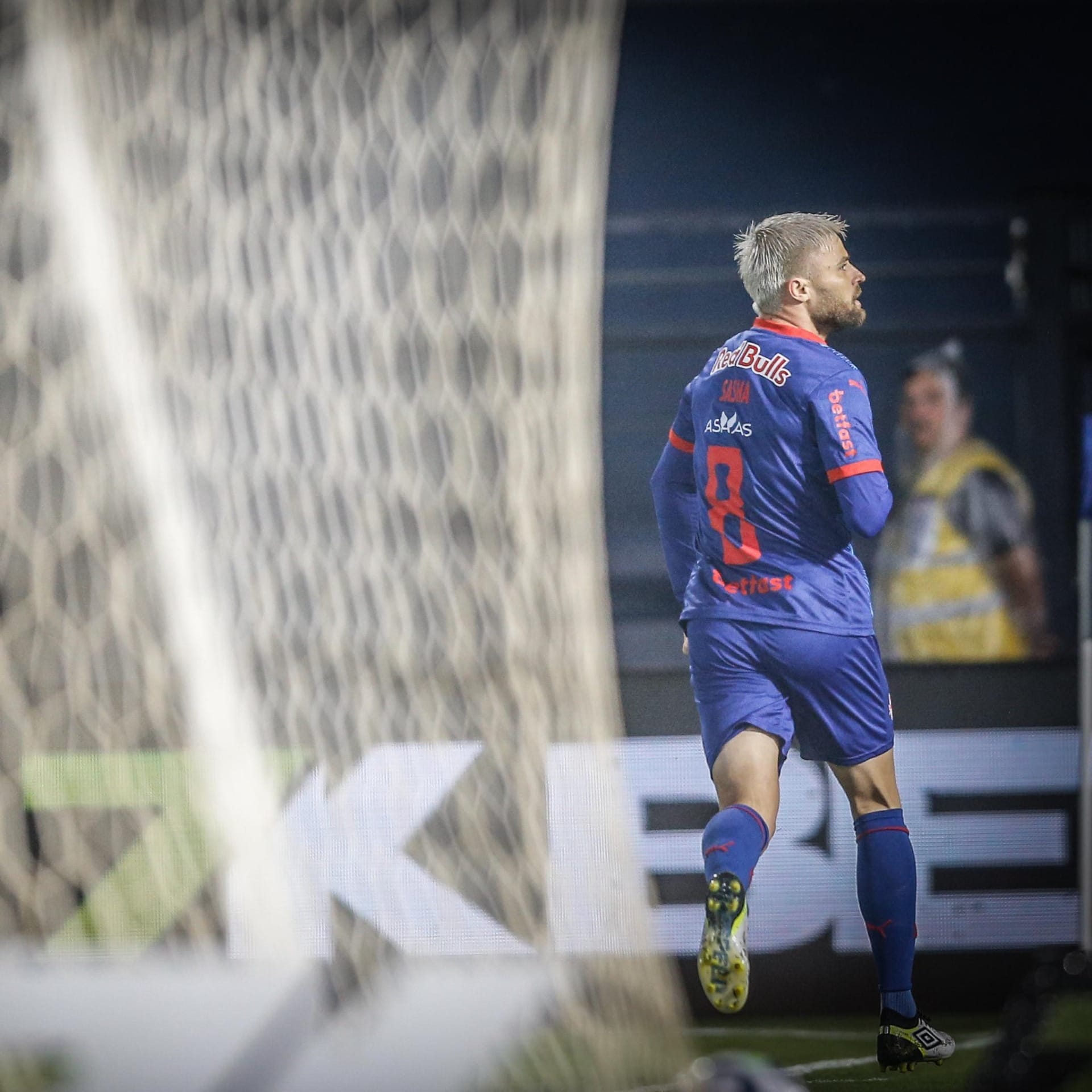 Red Bull Bragantino goleia e complica Vitória na luta contra o rebaixamento