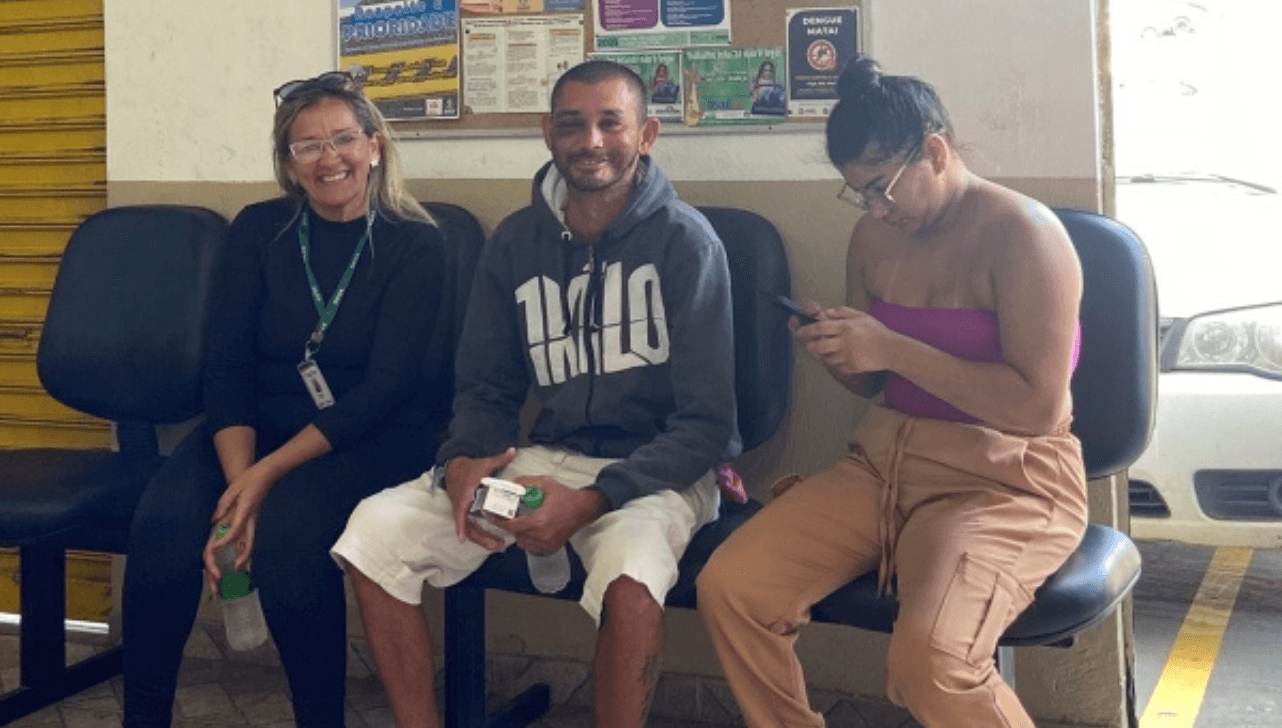 Encontro do jovem localizado com a sua família  - Crédito: Prefeitura de Vinhedo