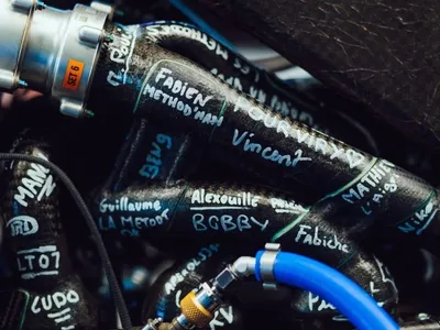 Funcionários da Alpine assinam motor em despedida da Renault da Fórmula 1