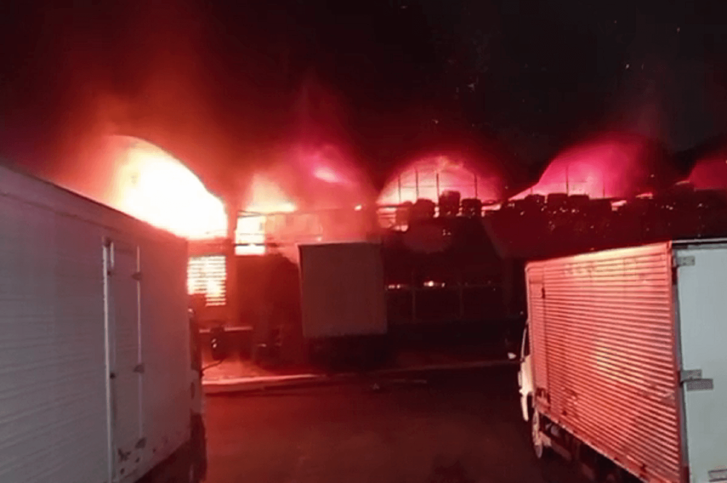 Incêndio de grandes proporções atinge a Ceasa, no Rio