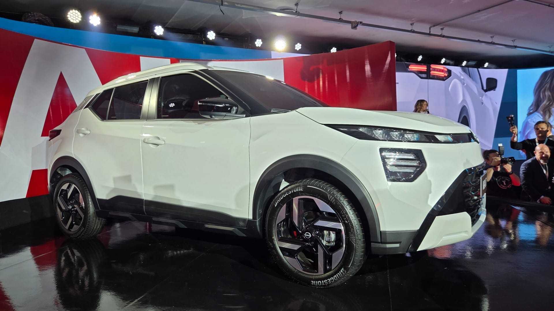 Lateral exibe combinação de ângulos retos e superfícies limpas do novo SUV