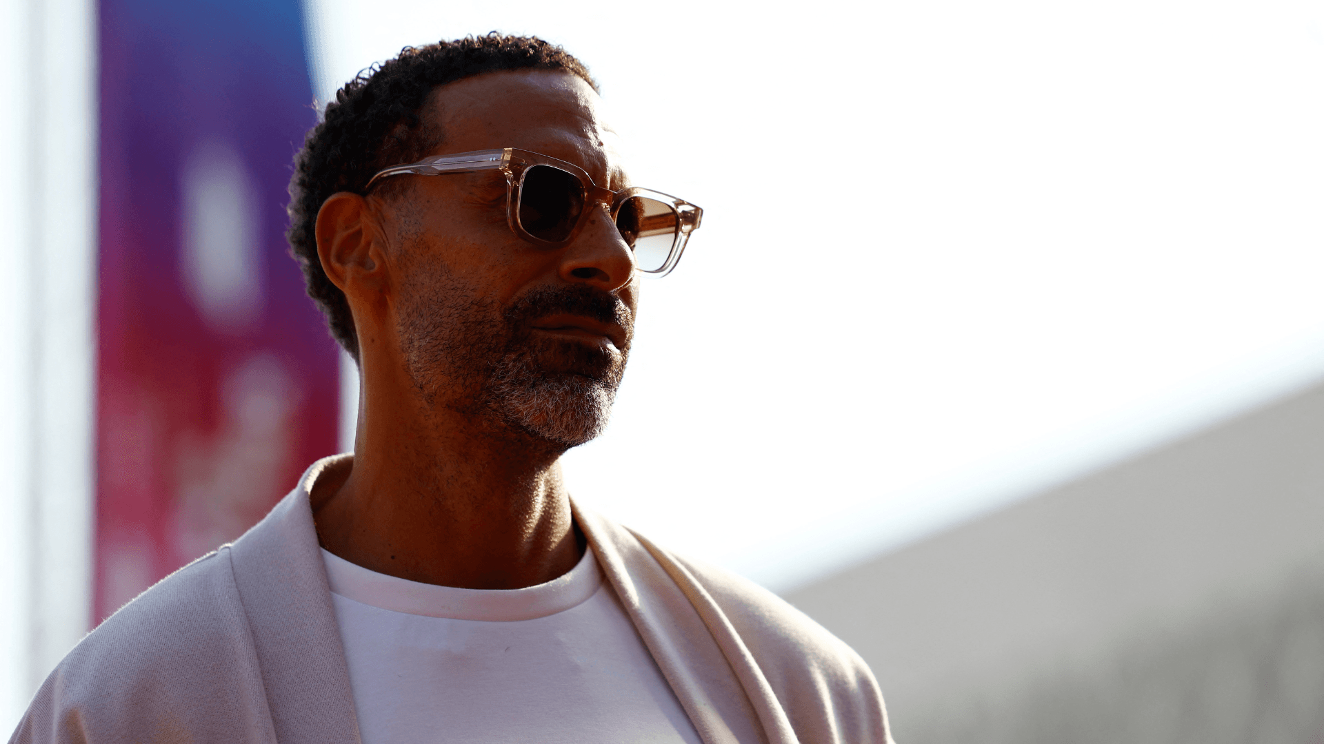 Rio Ferdinand conduzirá sorteio da Copa de 2026 ao lado de Samantha Johnson