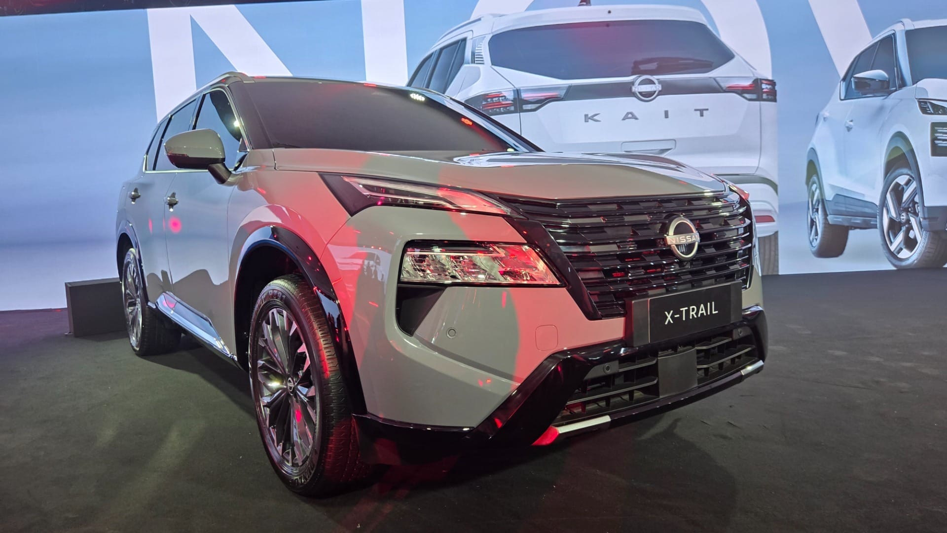 Vista lateral mostra rodas de 17’’ e nova assinatura de design da Nissan