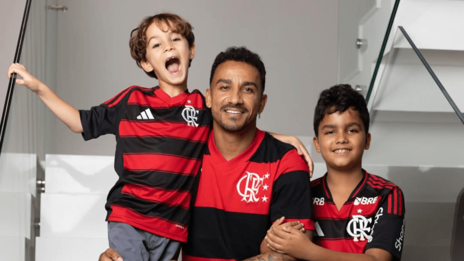 Após dizer que torce para o Fluminense, Danilo "coloca" filho de castigo