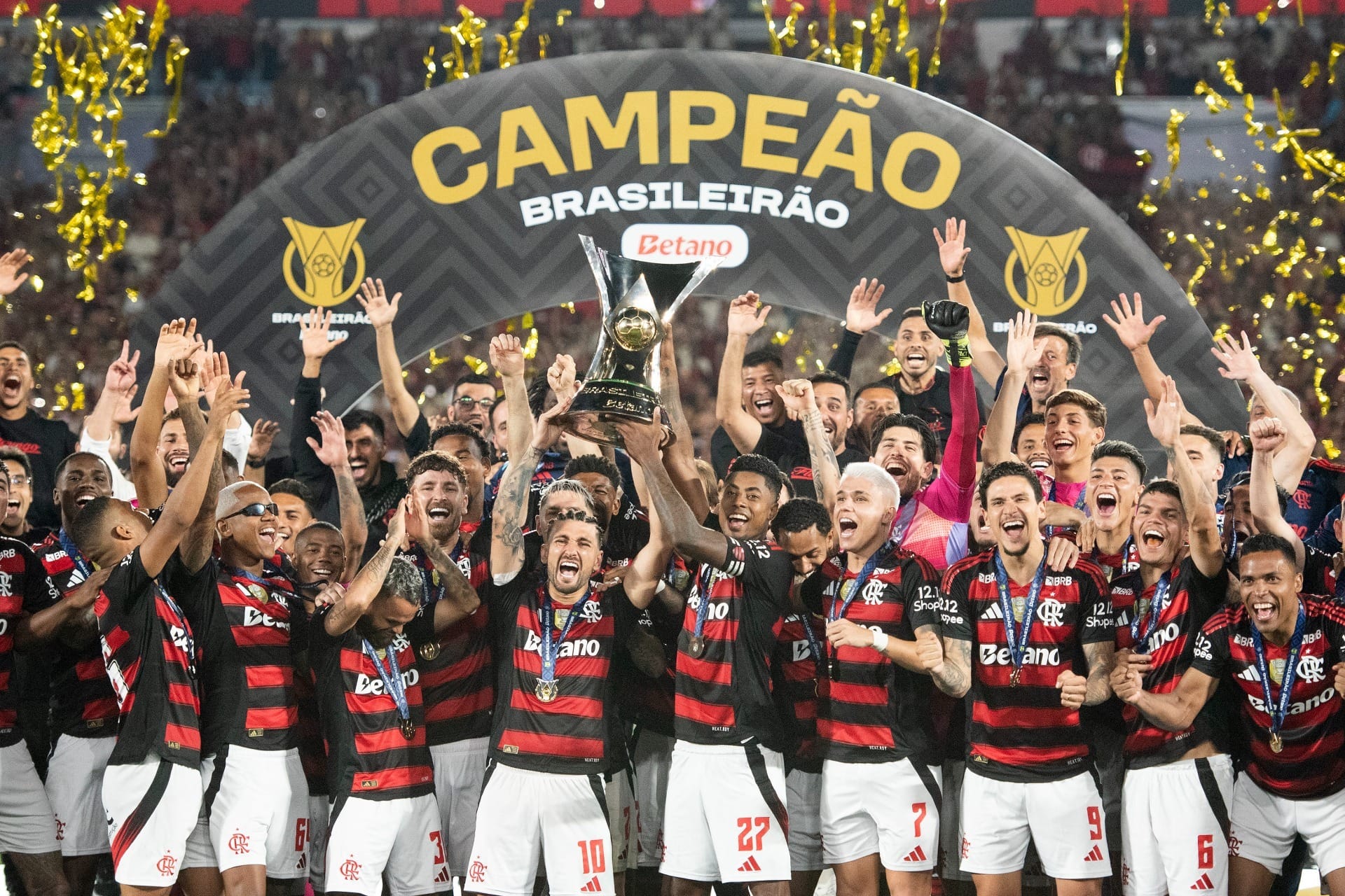Flamengo iguala Palmeiras e se torna o maior campeão nacional do Brasil