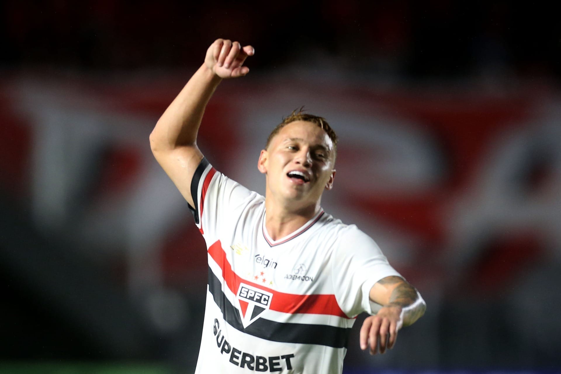 São Paulo vence, afunda Inter na zona de rebaixamento e sonha com G8