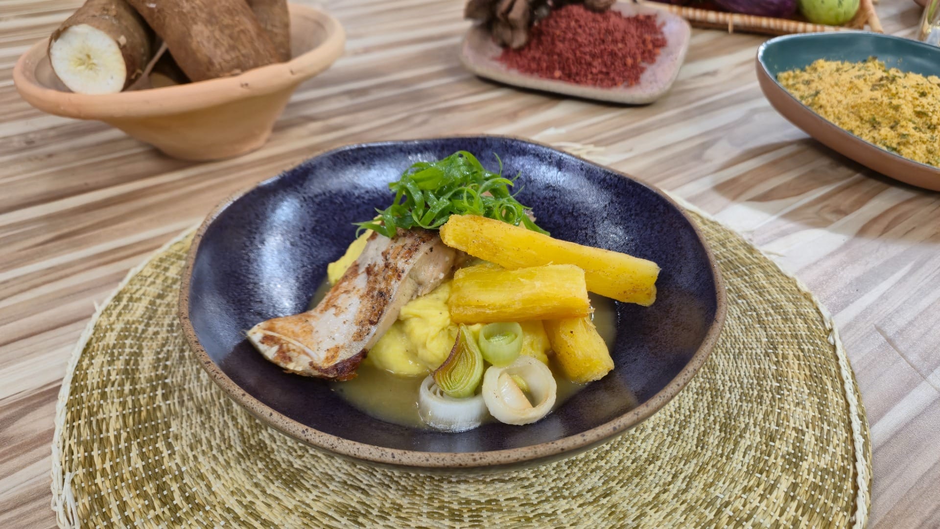 Tambaqui com purê de banana-da-terra e macaxeira do chef Bruno Hashimoto e Rachel Sheherazade | Band Receitas