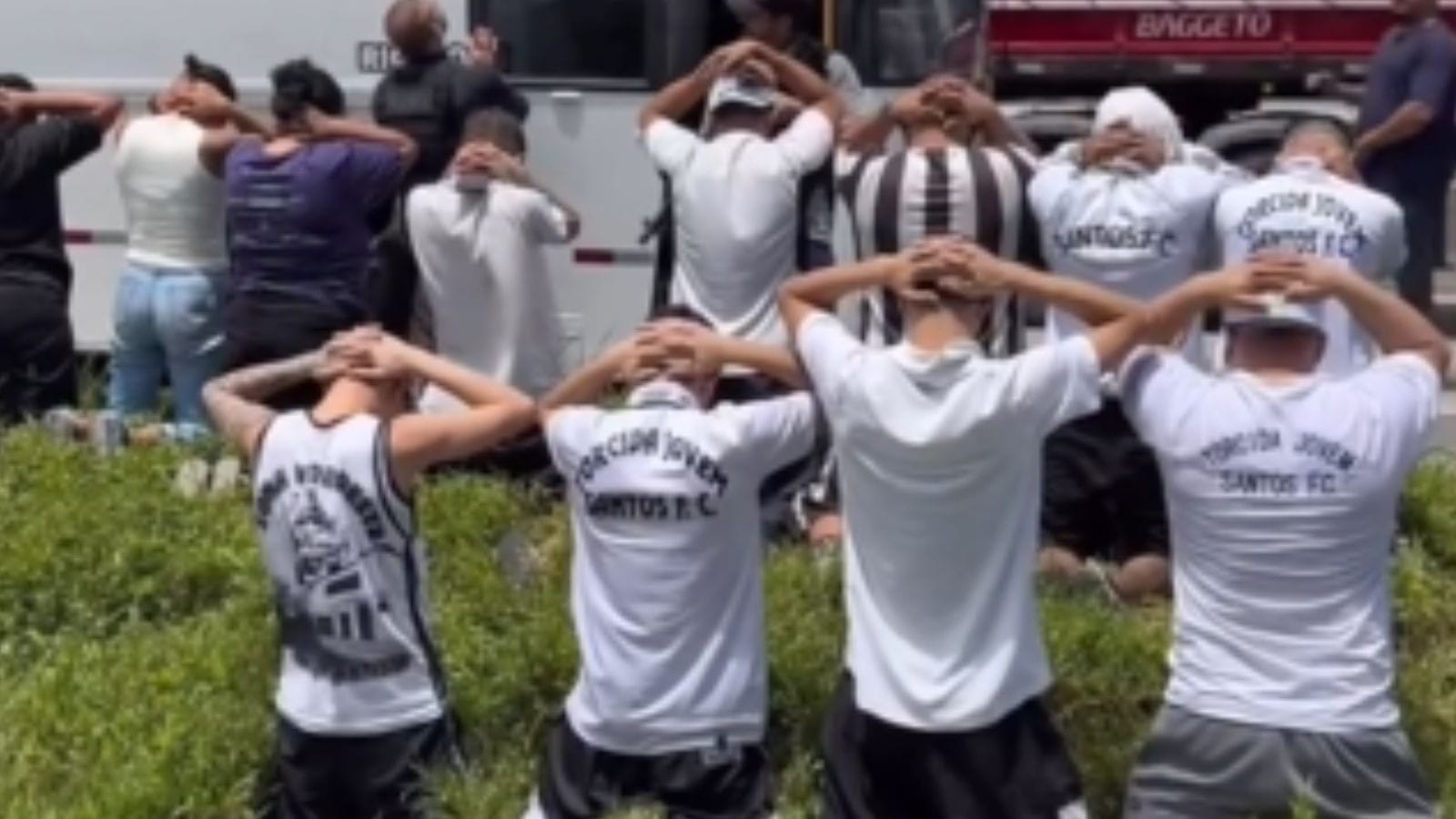 Torcedores do Santos atacam ônibus com torcida do Inter em Santa Catarina