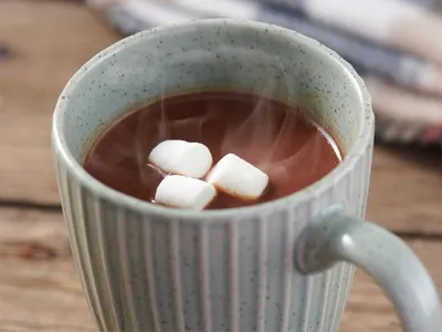 O que fazer para deixar o chocolate quente cremoso? Aprenda truque