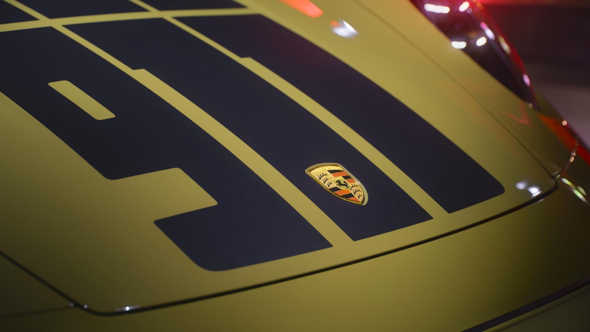 O capô do 911 Spirit 70 exibe faixas pretas inspiradas nos esportivos dos anos 1970