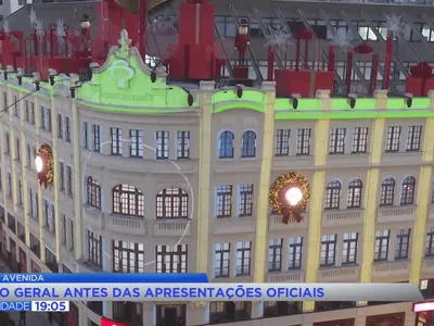 Último ensaio do Natal do Palácio Avenida movimenta o Centro de Curitiba