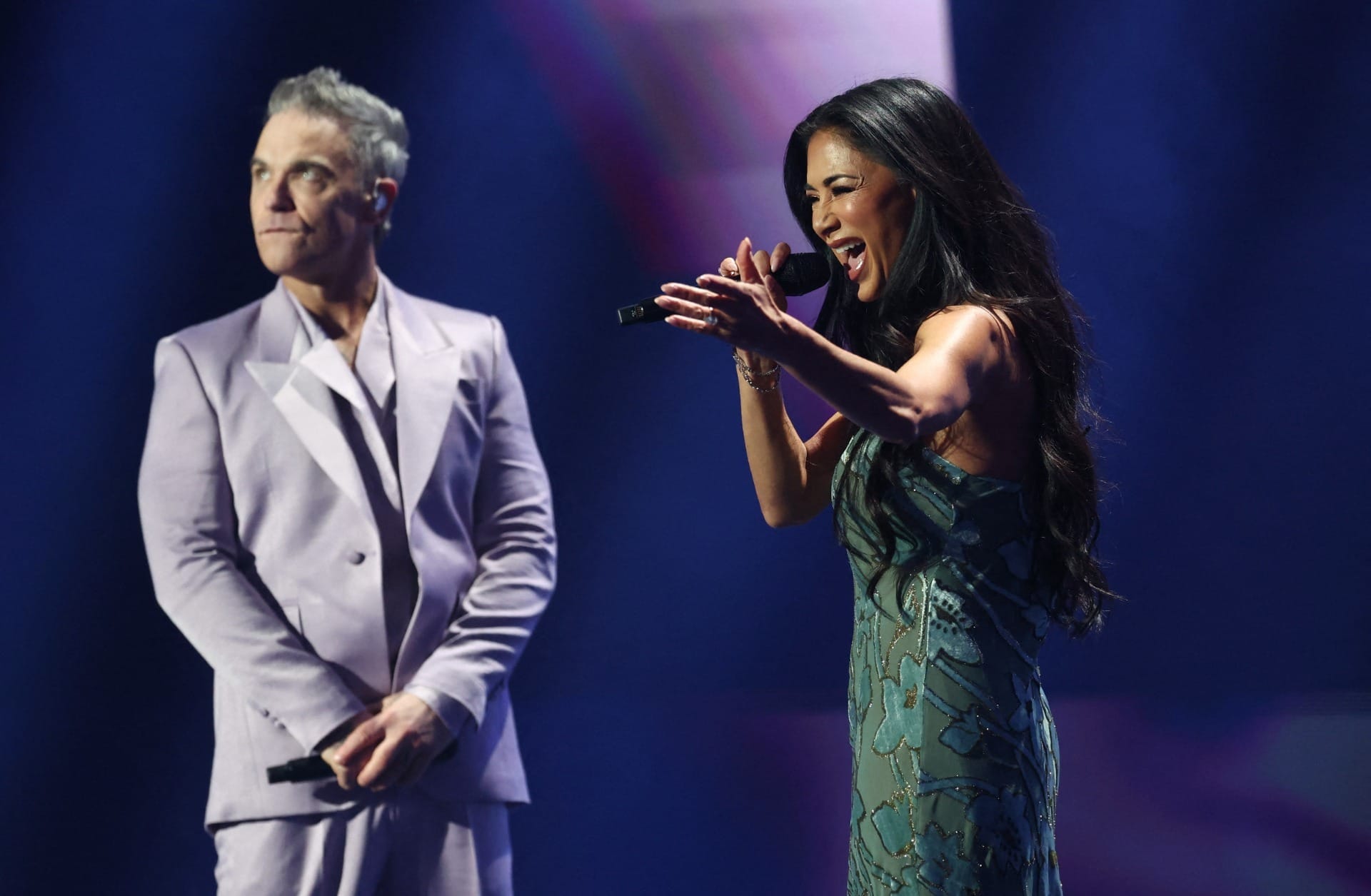 VÍDEO: Robbie Williams e Nicole Scherzinger duetam hino oficial da FIFA