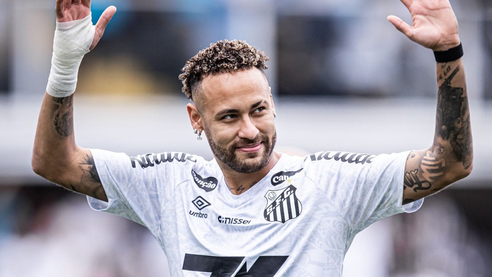 Neymar explica renovação com Santos: "Aqui estou em casa, seguro e feliz"