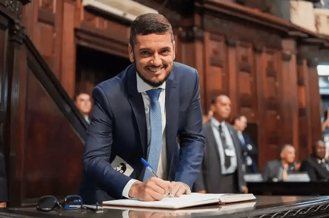 Deputados aprovam revogar prisão de Rodrigo Bacellar, presidente da Alerj