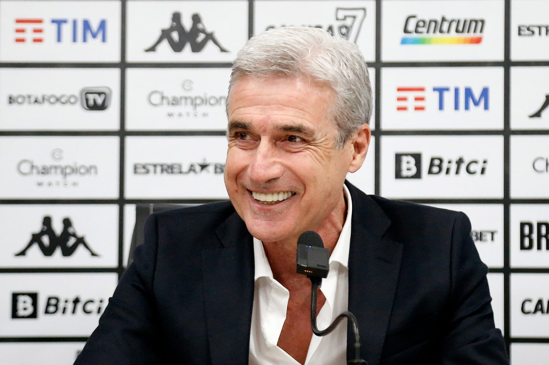 Grêmio se reúne com Luís Castro e realiza proposta; veja possível salário
