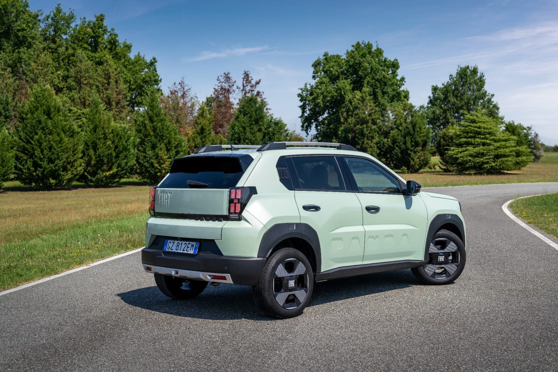 Vista traseira do Fiat Grande Panda europeu, modelo que inspira o hatch brasileiro que pode se chamar Uno