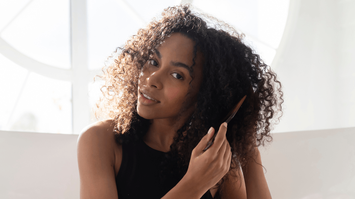 Como evitar o frizz e cuidar do cabelo durante o inverno