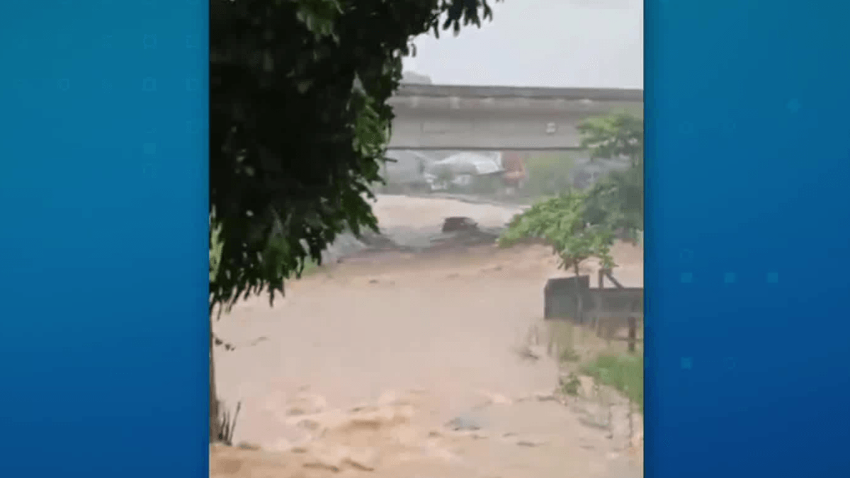 Casal e bebê morrem após carro ser arrastado para rio durante chuva em SC