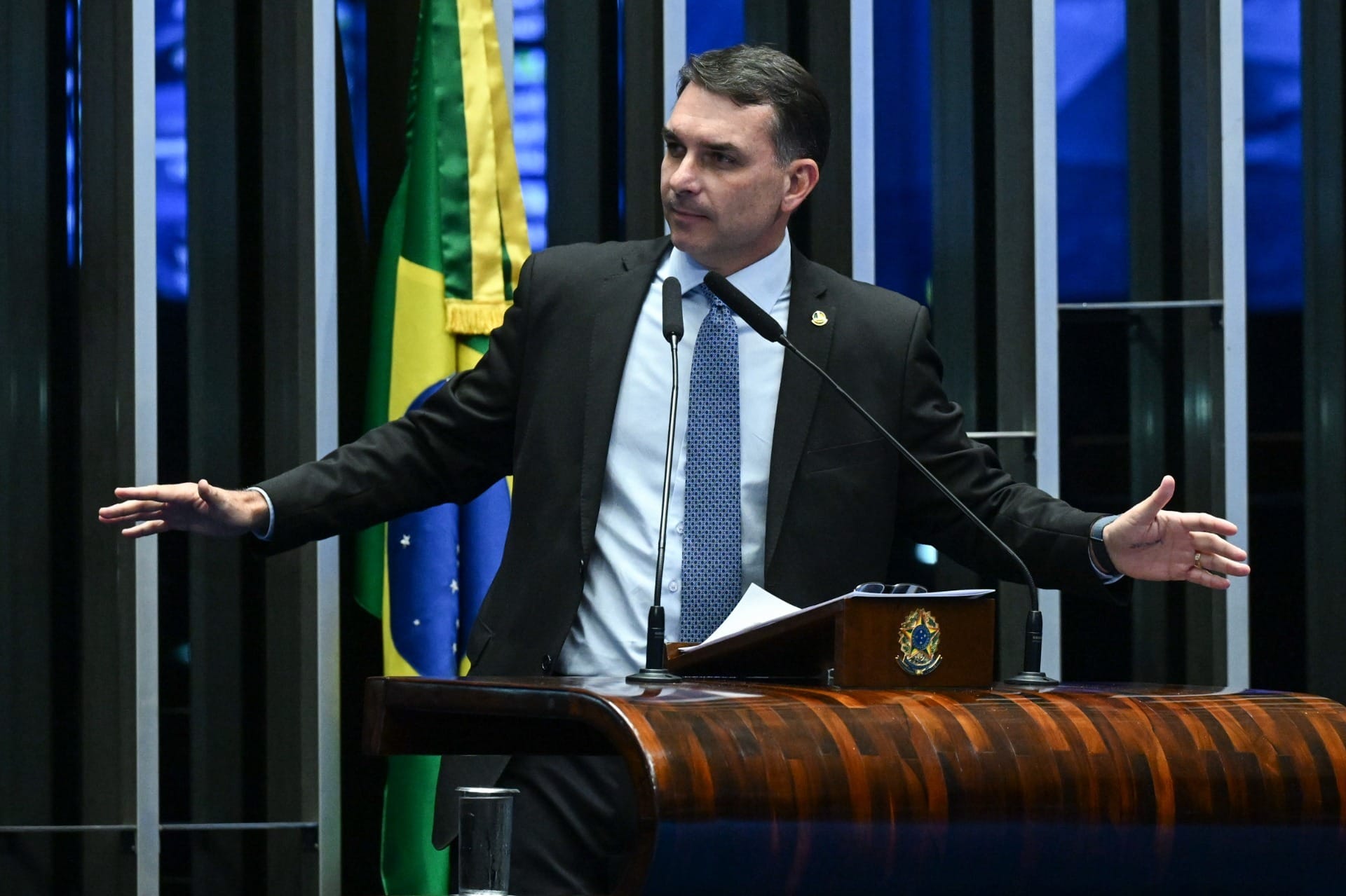 Flávio Bolsonaro planeja 'tête-à-tête' com líderes evangélicos e católicos