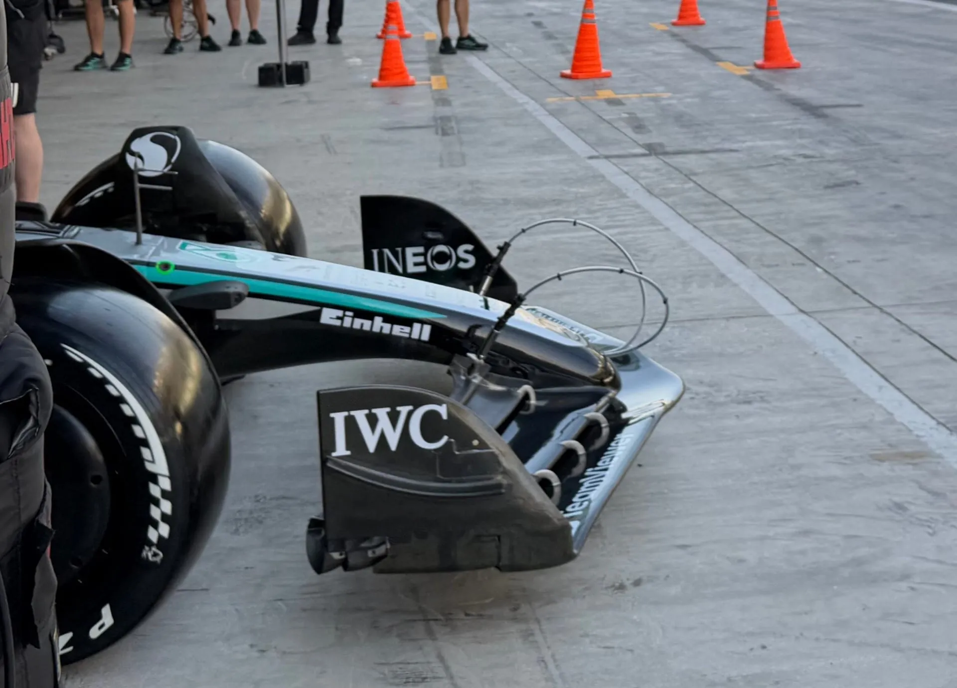 Mercedes usa asa dianteira "improvisada" durante testes da F1 em Abu Dhabi