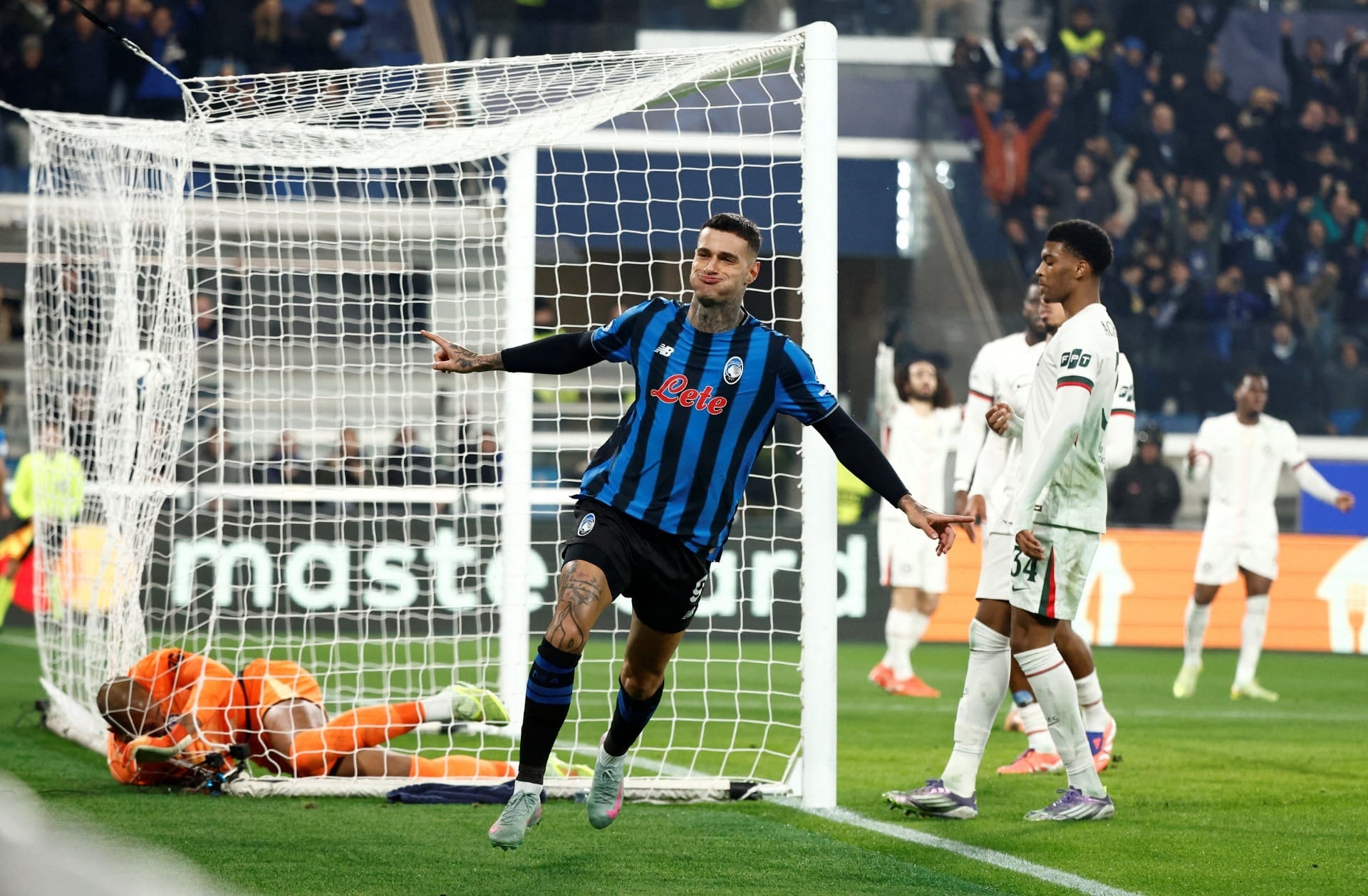 Com Estevão no banco, Chelsea perde para Atalanta; Liverpool e Barça vencem