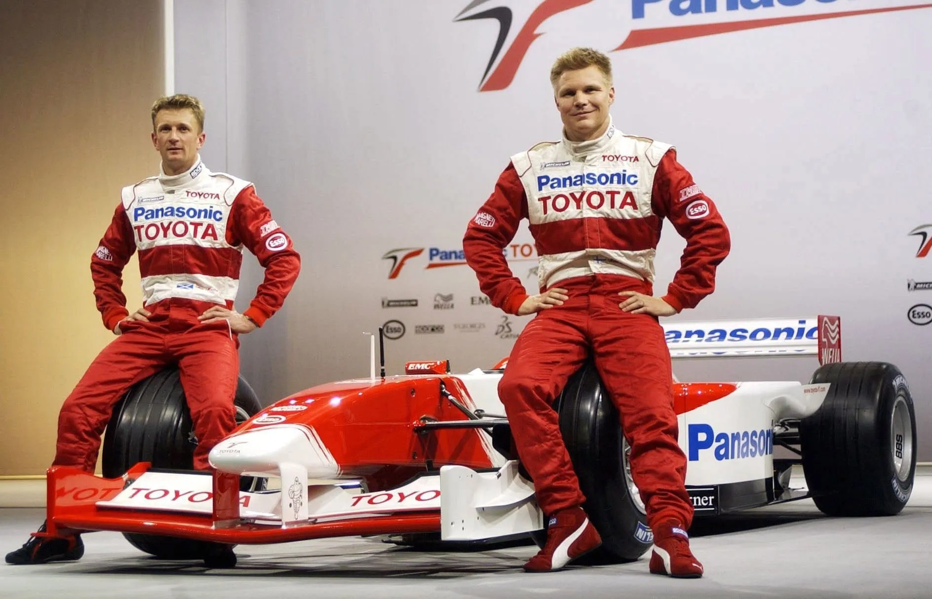 Allan McNish (à esquerda) e Mika Salo (à direita) durante o lançamento oficial da equipe em 2001