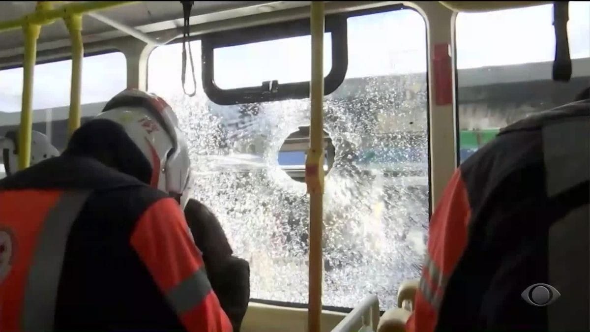 Ônibus é apedrejado em terminal e deixa duas passageiras feridas em SP