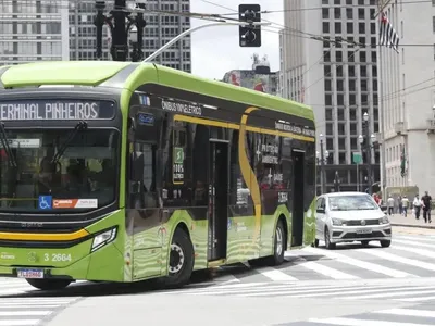Ônibus elétricos ganham espaço em SP, mas adesão patina no Brasil