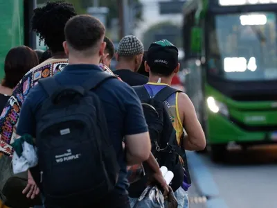Paralisação surpresa de ônibus causa caos e encarece aplicativos em SP