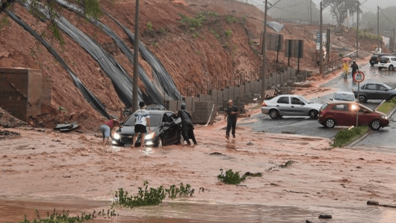 Chuva forte provoca estragos e alagamentos na cidade de Marília