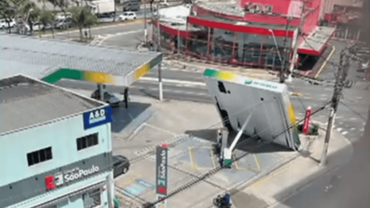 Ventos de 100 km/h derrubam estrutura de posto de combustíveis em São Paulo